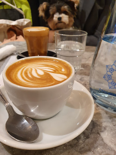 Comments and reviews of Flat White