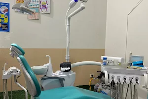 Praktek Dokter Gigi - Candy Dental Care Kebraon image