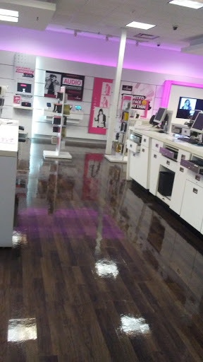 Cell Phone Store «T-Mobile», reviews and photos, 4390 I-30 Suite 100, Dallas, TX 75211, USA
