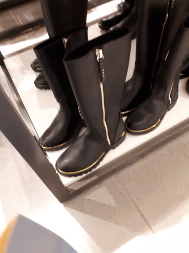 Stores to buy women's black boots Brussels