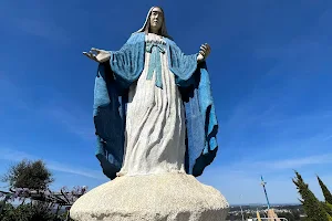 Estátua Gigante da Senhora Milagrosa image