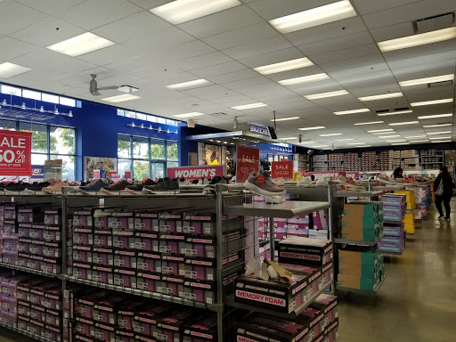 Shoe Store «SKECHERS Factory Outlet», reviews and photos, 3030 E 9th St, Oakland, CA 94601, USA