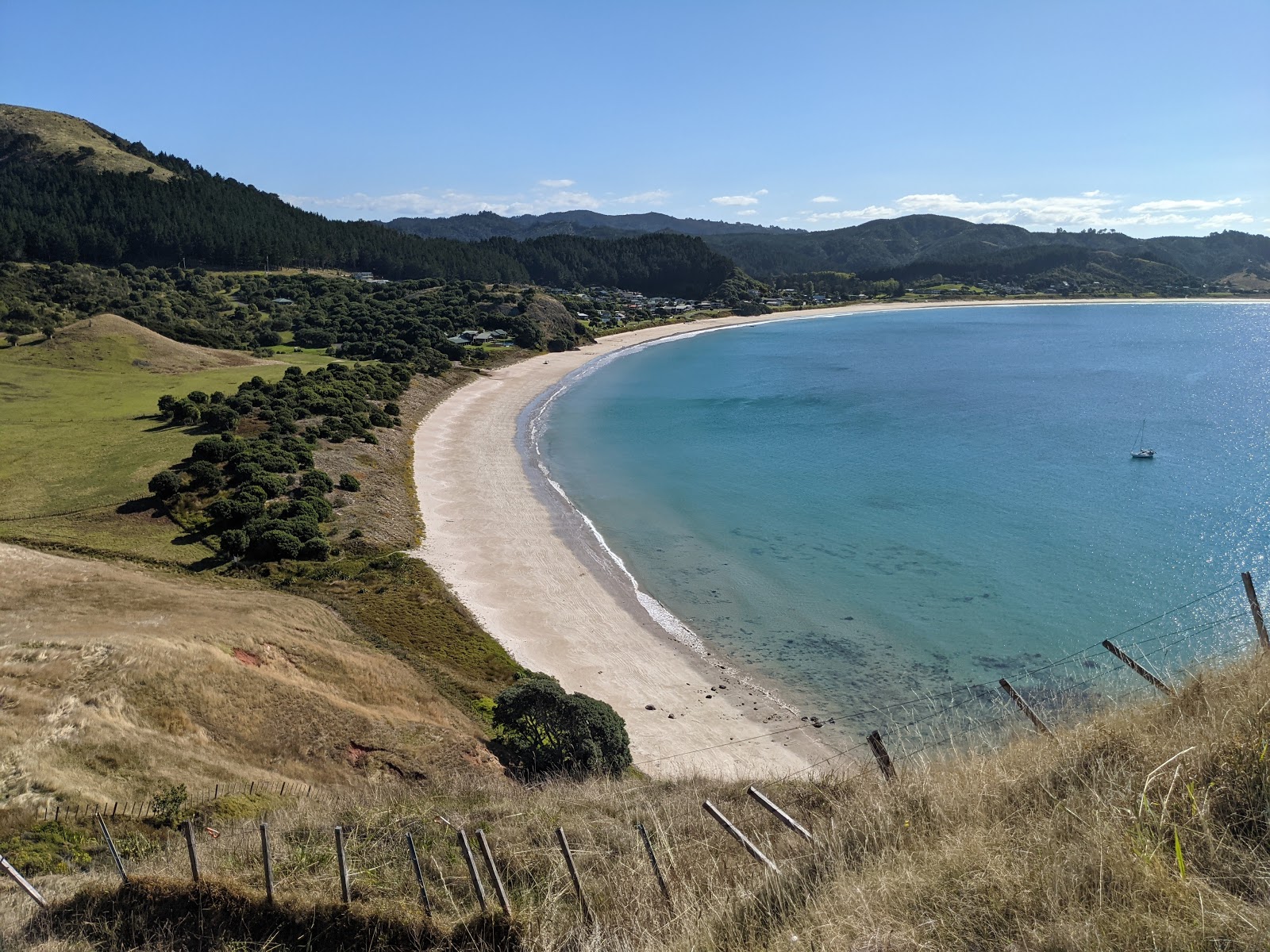 Opito Bay'in fotoğrafı - rahatlamayı sevenler arasında popüler bir yer