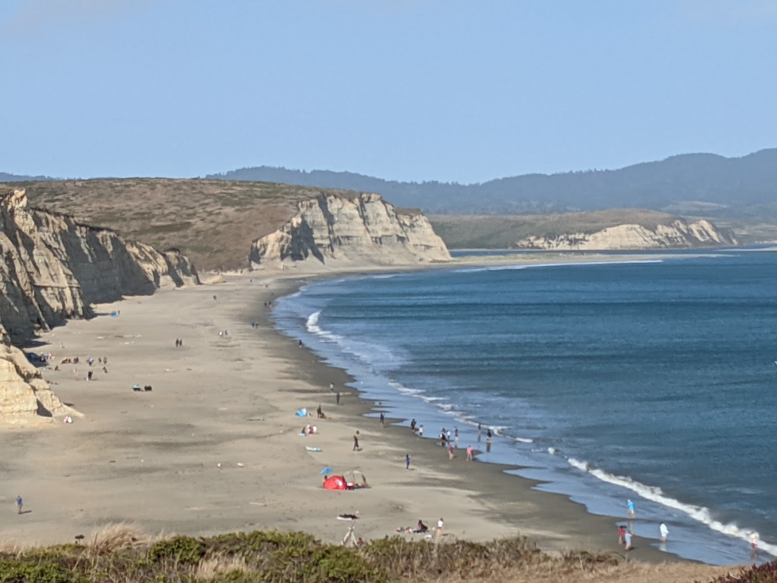 Fotografija Drake beach z svetel pesek površino