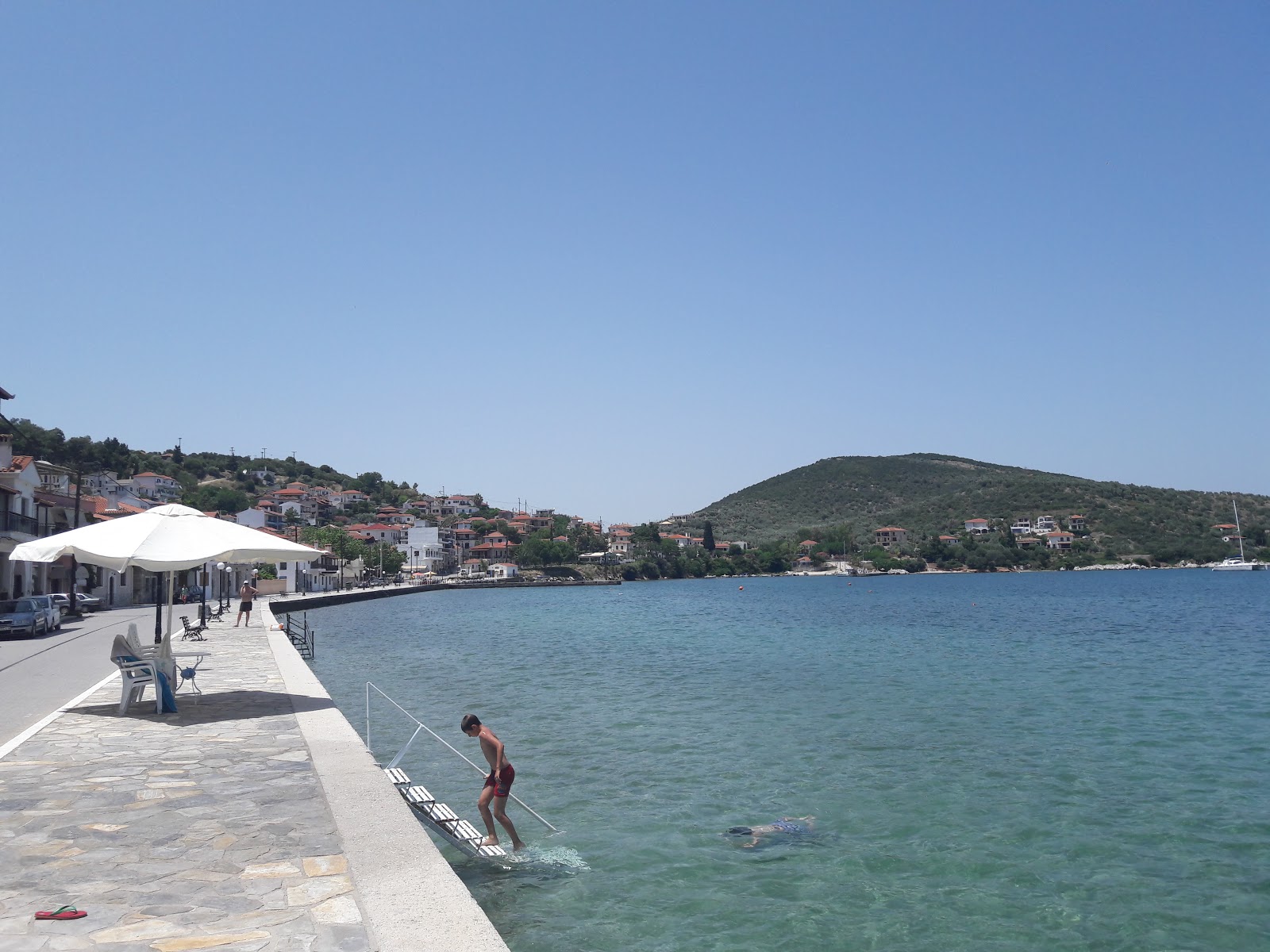 Φωτογραφία του Amaliapolis beach και η εγκατάσταση