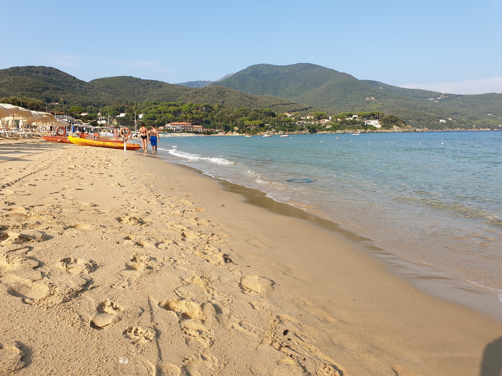 Foto di Spiaggia di Procchio sorretto da scogliere