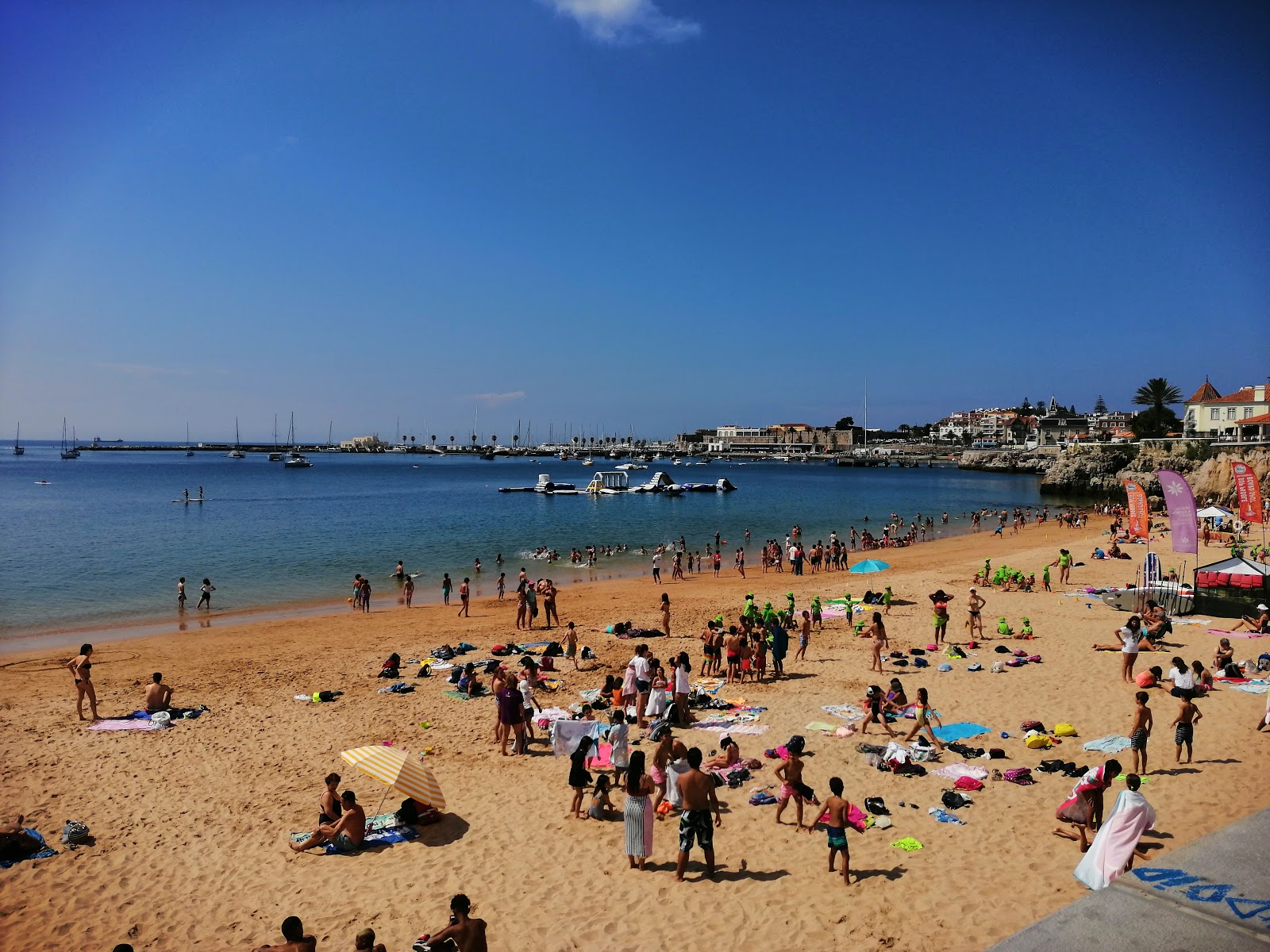 Praia da Duquesa'in fotoğrafı - rahatlamayı sevenler arasında popüler bir yer