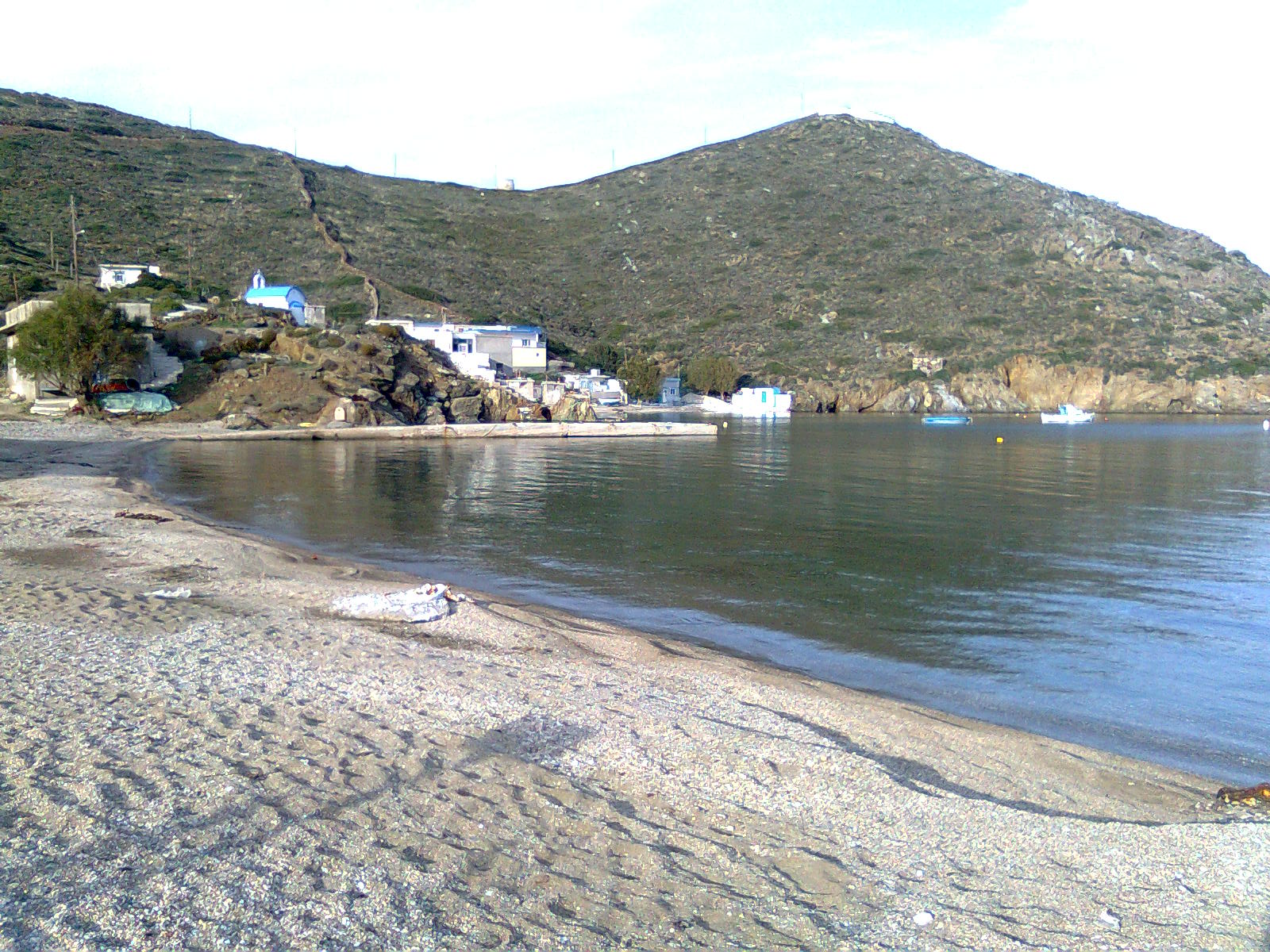 Fotografie cu O Kottaras cu o suprafață de pietricel maro