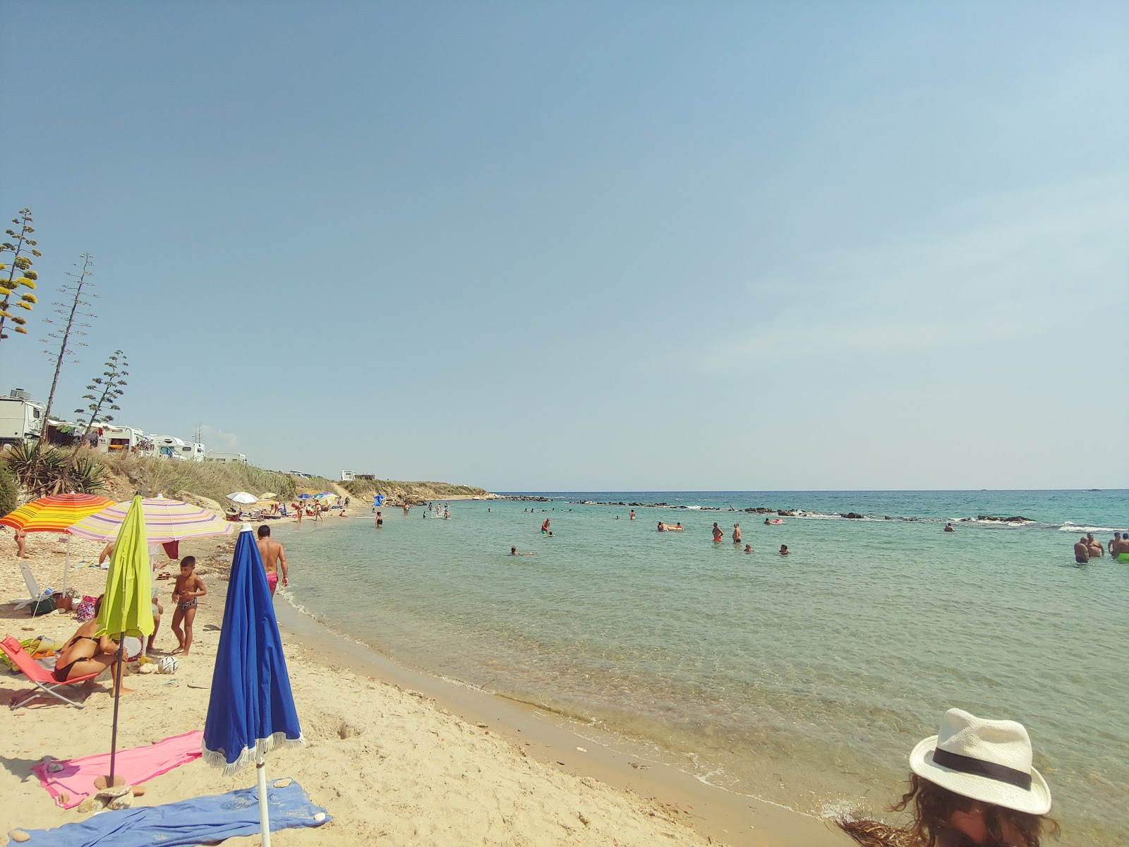 Spiaggia Fornace的照片 带有明亮的细沙表面