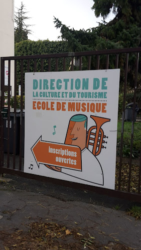 Pole culturel: ecole d'art et de musique d'armentieres - acien college desrousseaux à Armentières