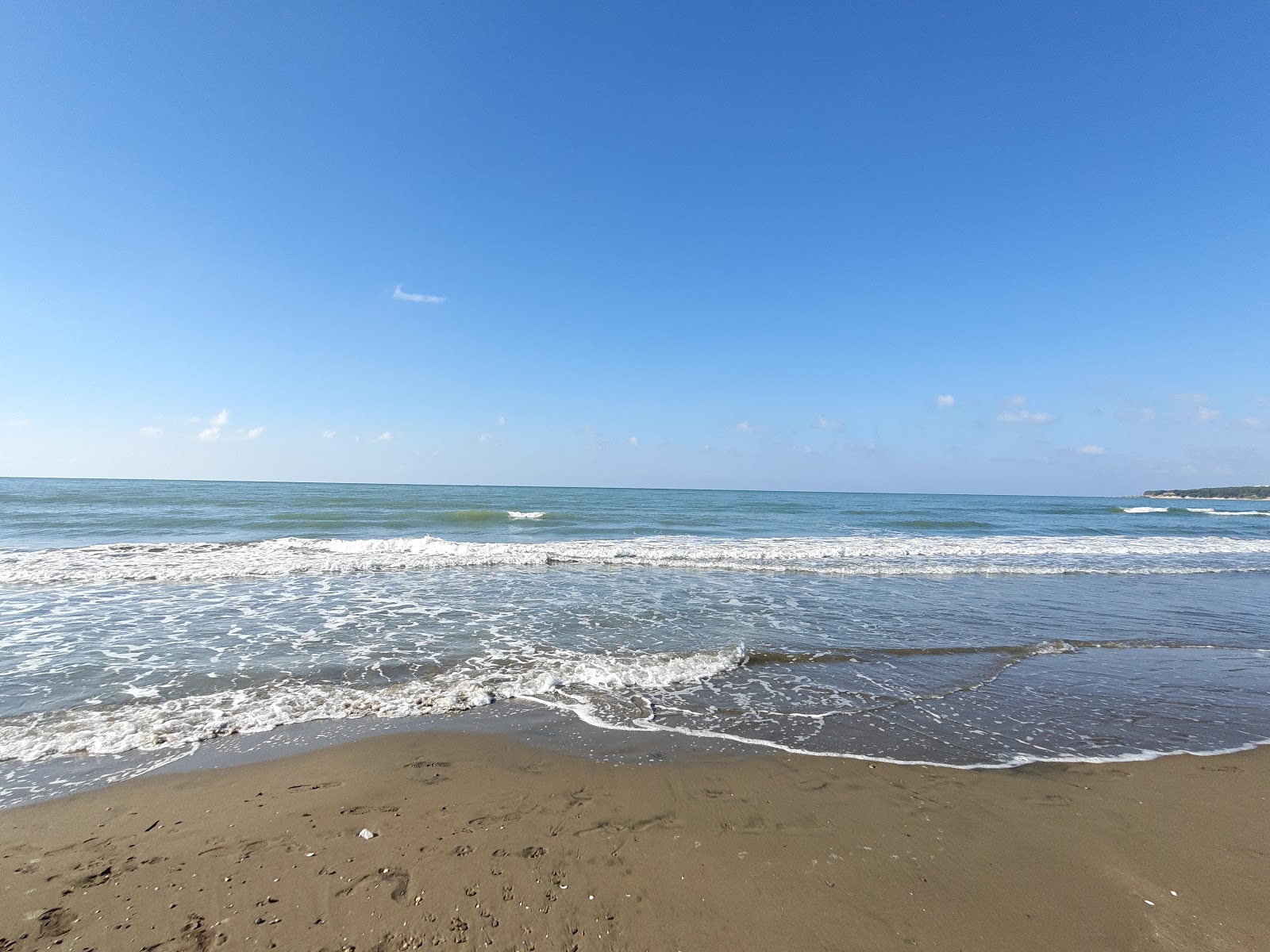 Φωτογραφία του Bahce beach με φωτεινή άμμος επιφάνεια