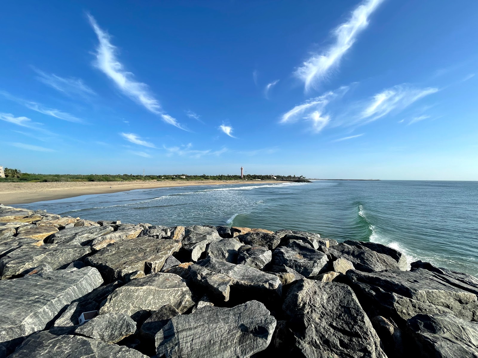 Foto von Poompuhar Beach mit feiner beiger sand Oberfläche