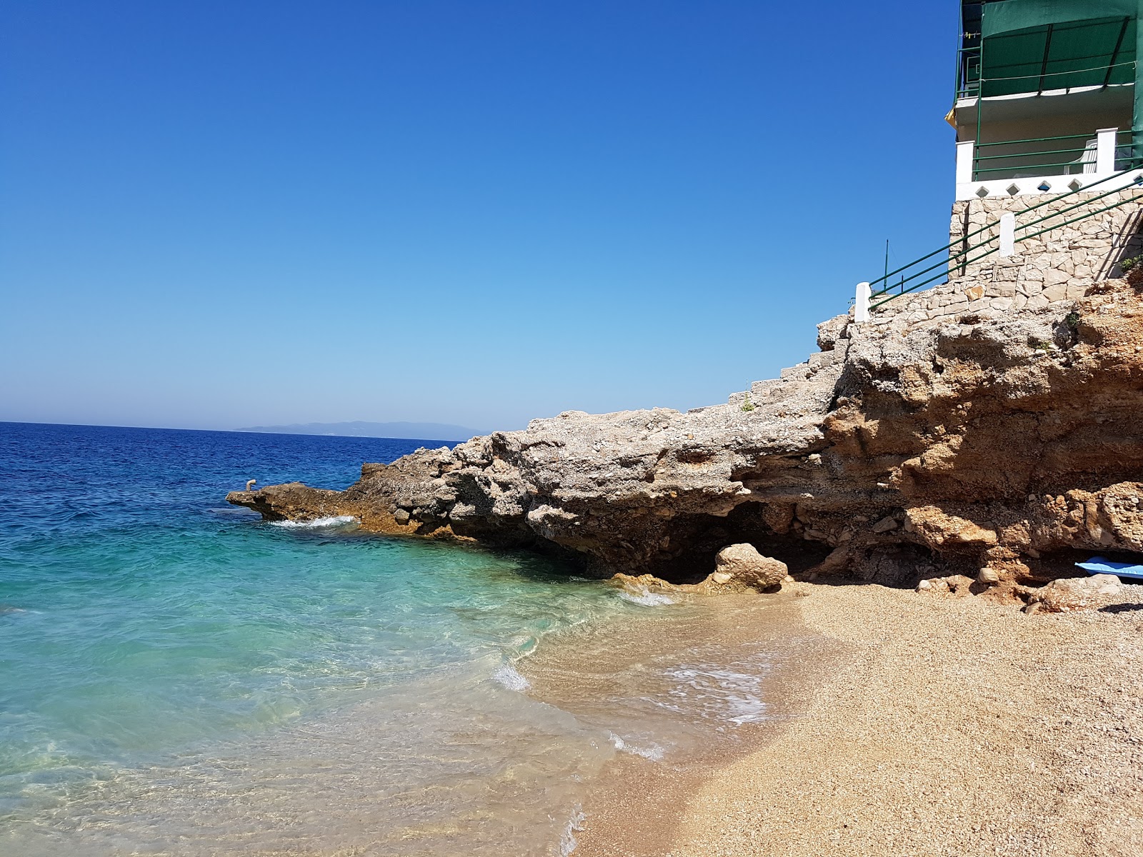 Foto af Borak beach bakket op af klipperne