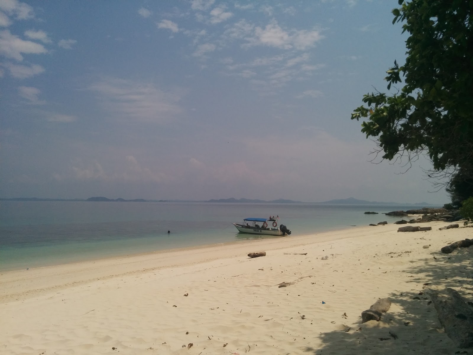 Foto de Pulau Hujung beach com praia espaçosa