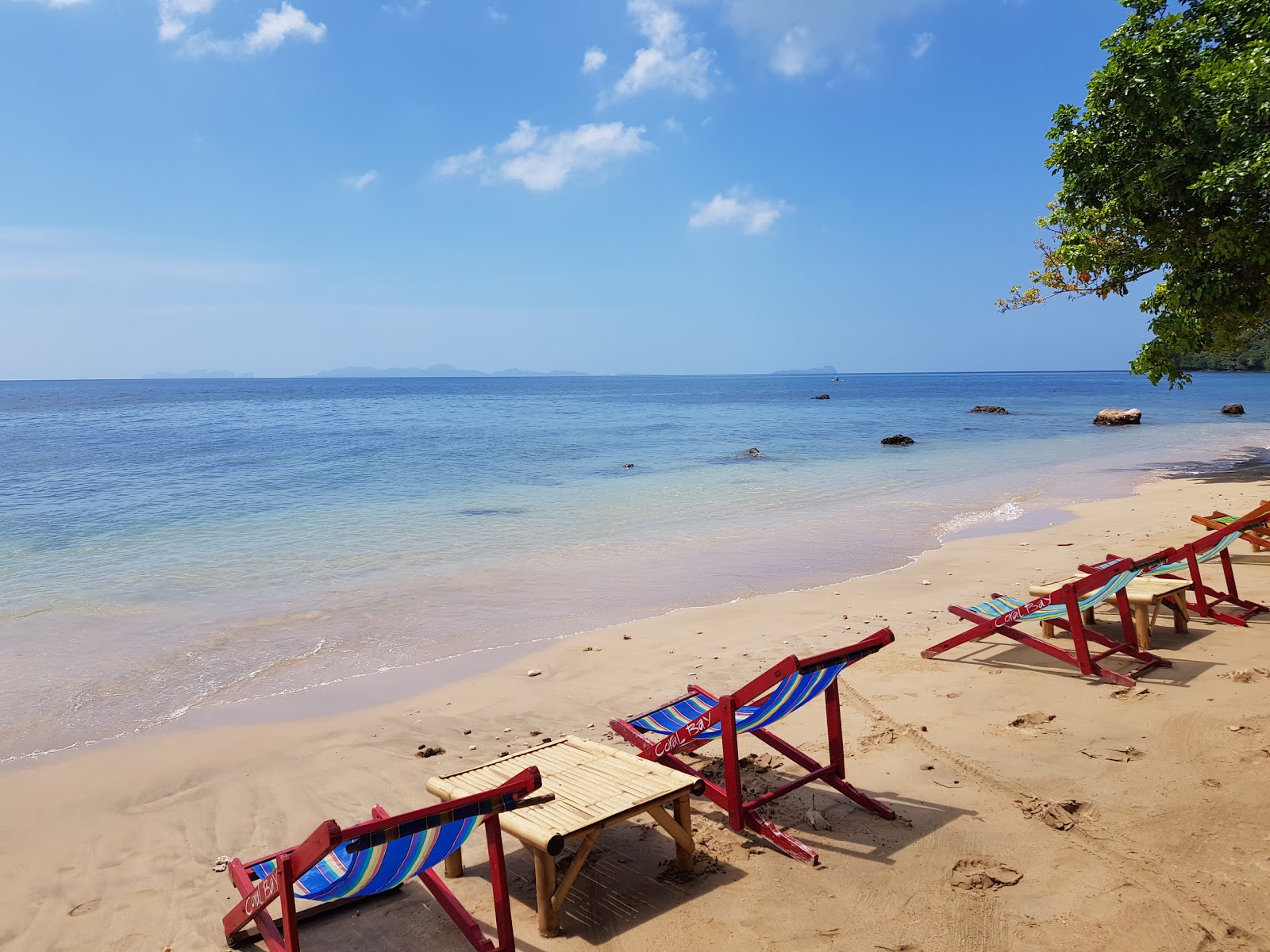 Sunset Beach'in fotoğrafı uçurumlarla desteklenmiş