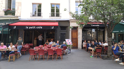 Le Petit Café à Paris