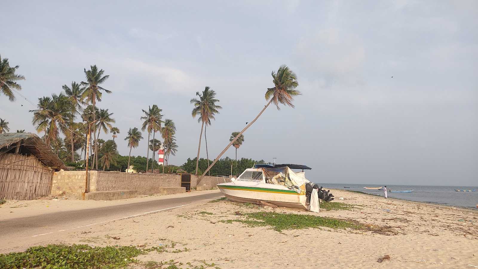 Photo de Keezhakarai Beach Bay avec plage spacieuse