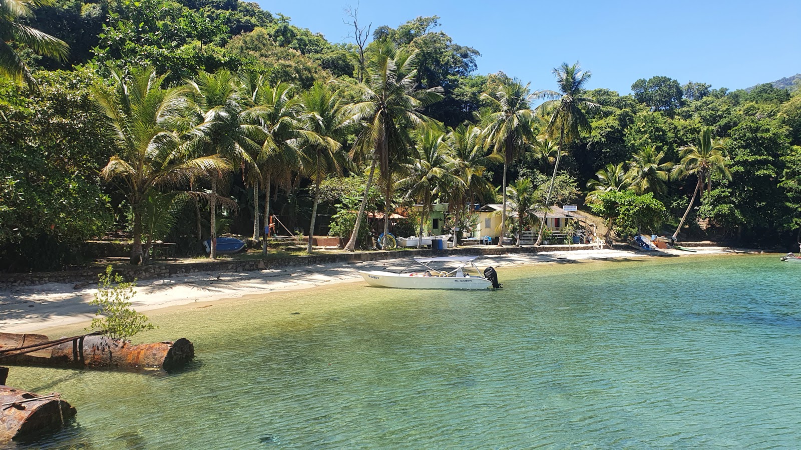 Foto van Praia Dos Macacos met turquoise puur water oppervlakte