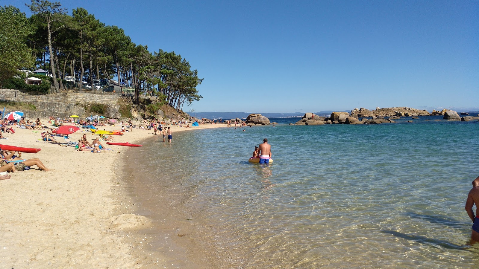 Foto av Coroso beach med turkos rent vatten yta