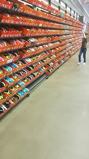 Clothing Store «Nike Factory Store», reviews and photos, 1520 Tanger Mall Dr #1520, Riverhead, NY 11901, USA