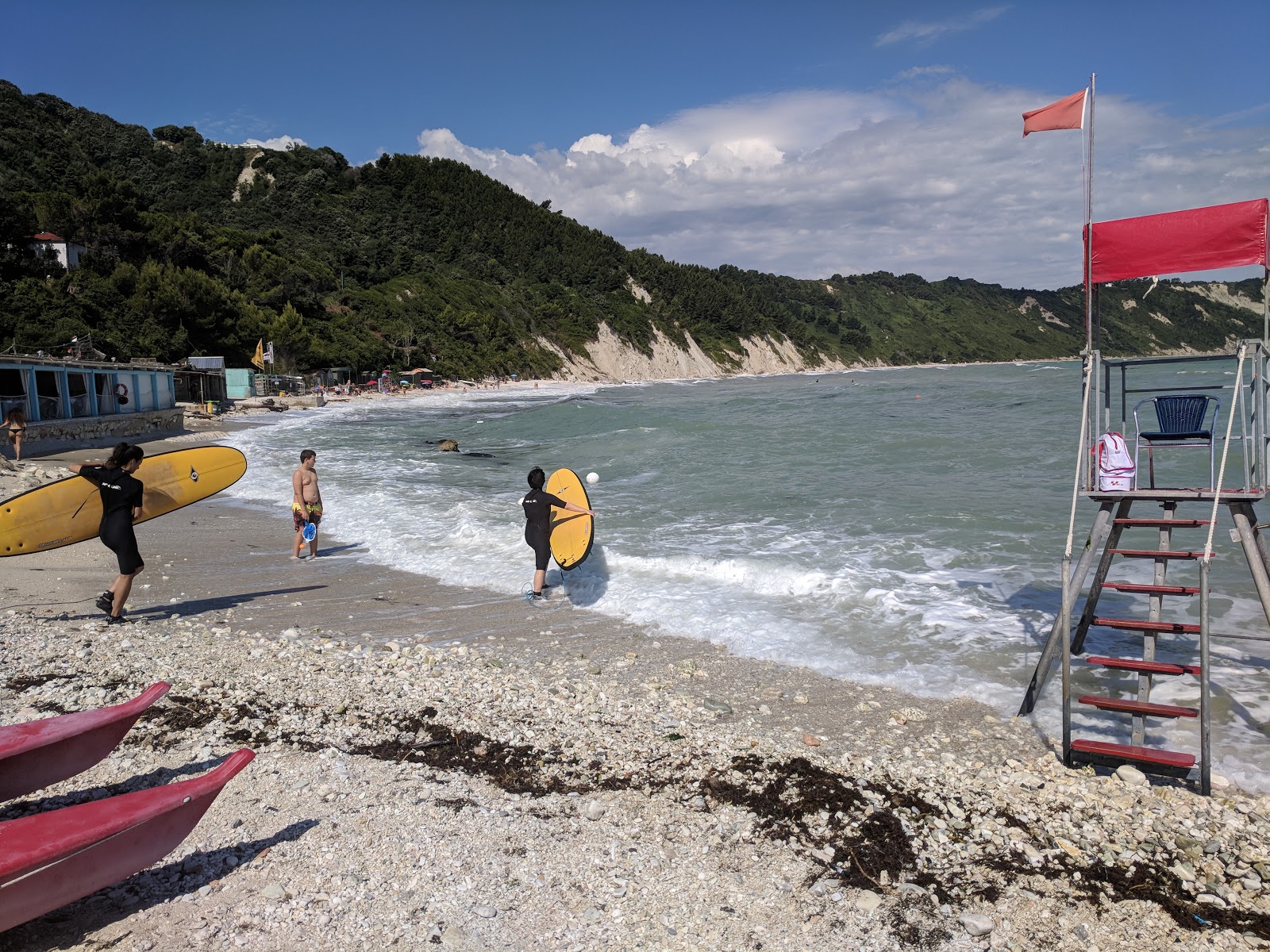 Spiaggia di Portonovo'in fotoğrafı - rahatlamayı sevenler arasında popüler bir yer