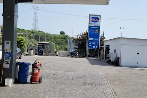 Stazione Di Servizio Amici image