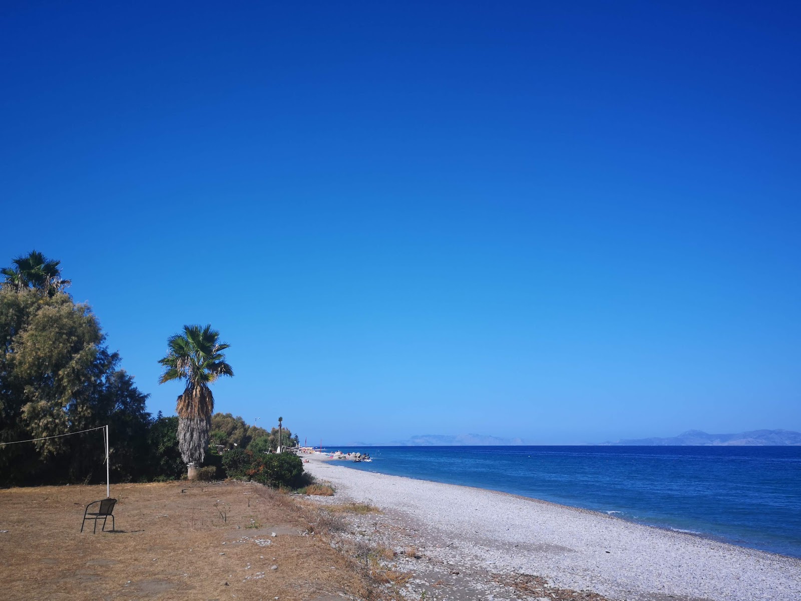 Ialysos Bay Beach的照片 带有蓝色的水表面