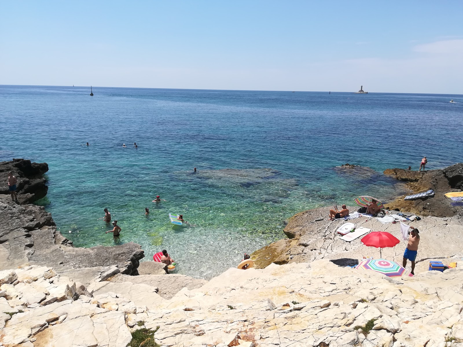 Φωτογραφία του Cliff jump με βραχώδες έδαφος επιφάνεια
