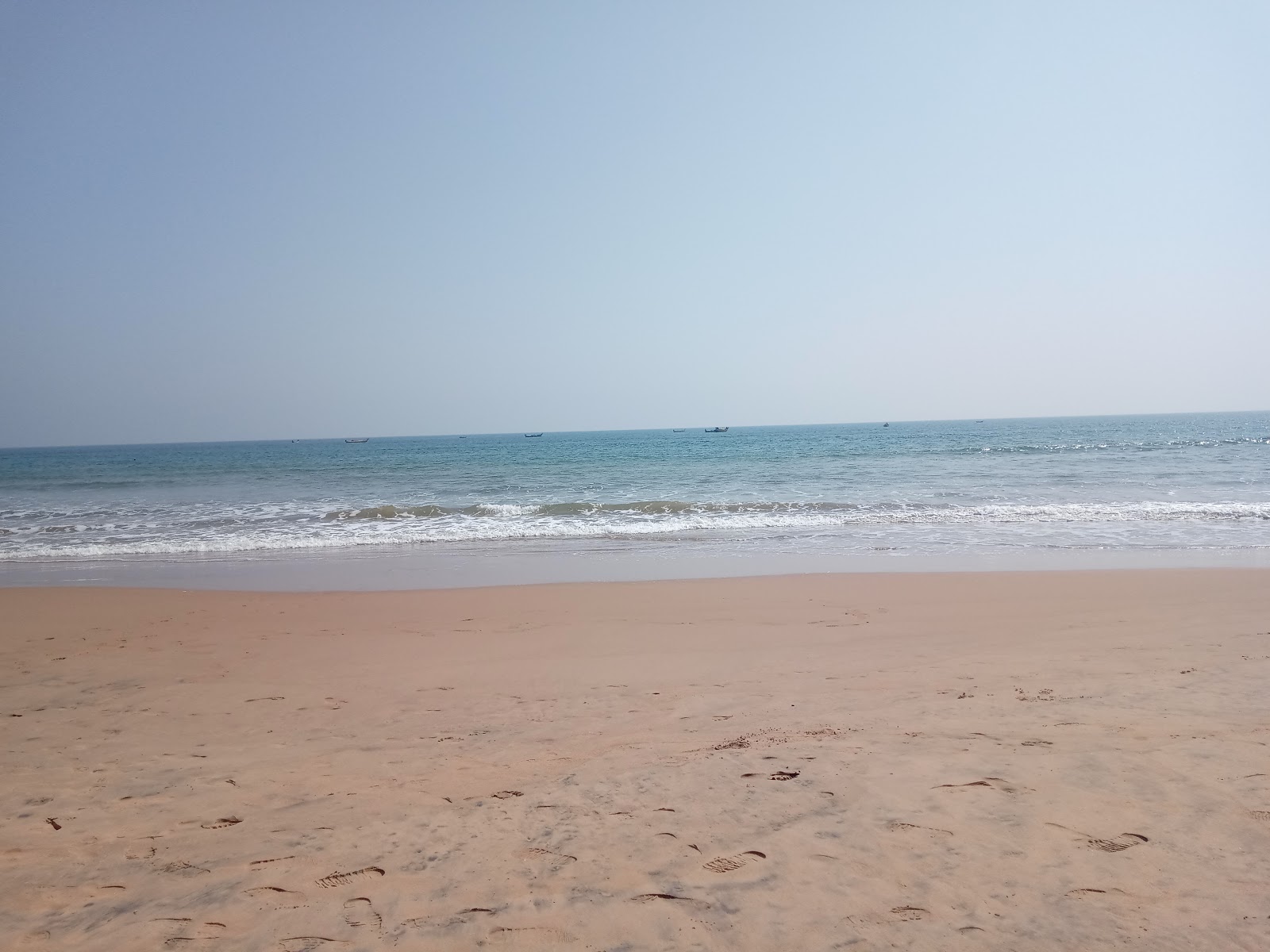 Fotografija Devunaltada Beach z svetel pesek površino