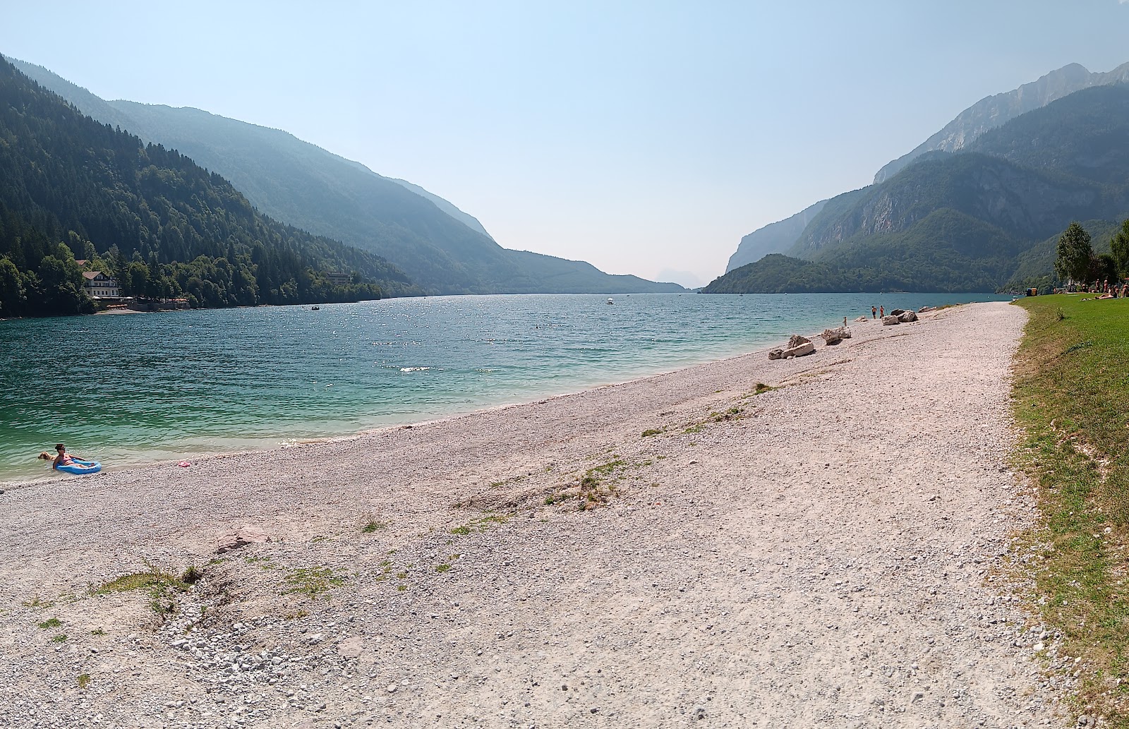 Valokuva Spiaggia Lago Di Molvenoista. tukeutunut kallioilla