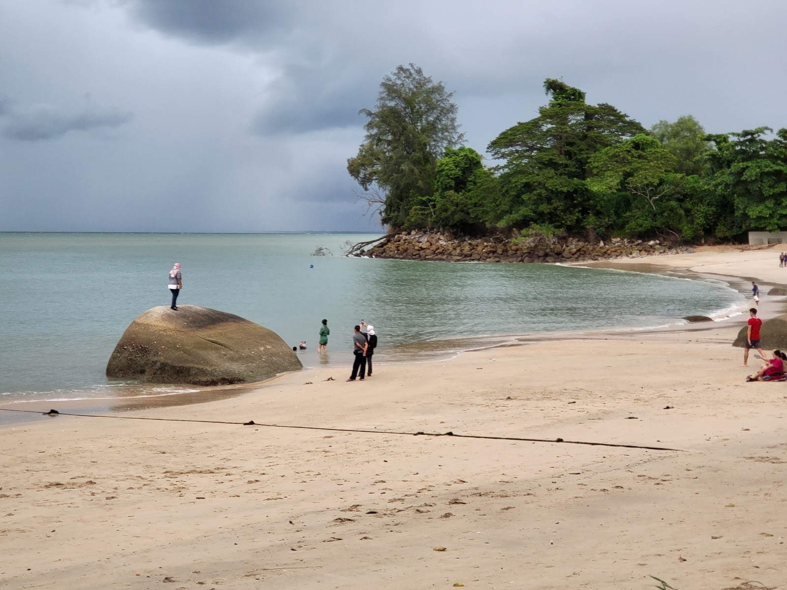 Foto af Moonlight Bay beach bakket op af klipperne