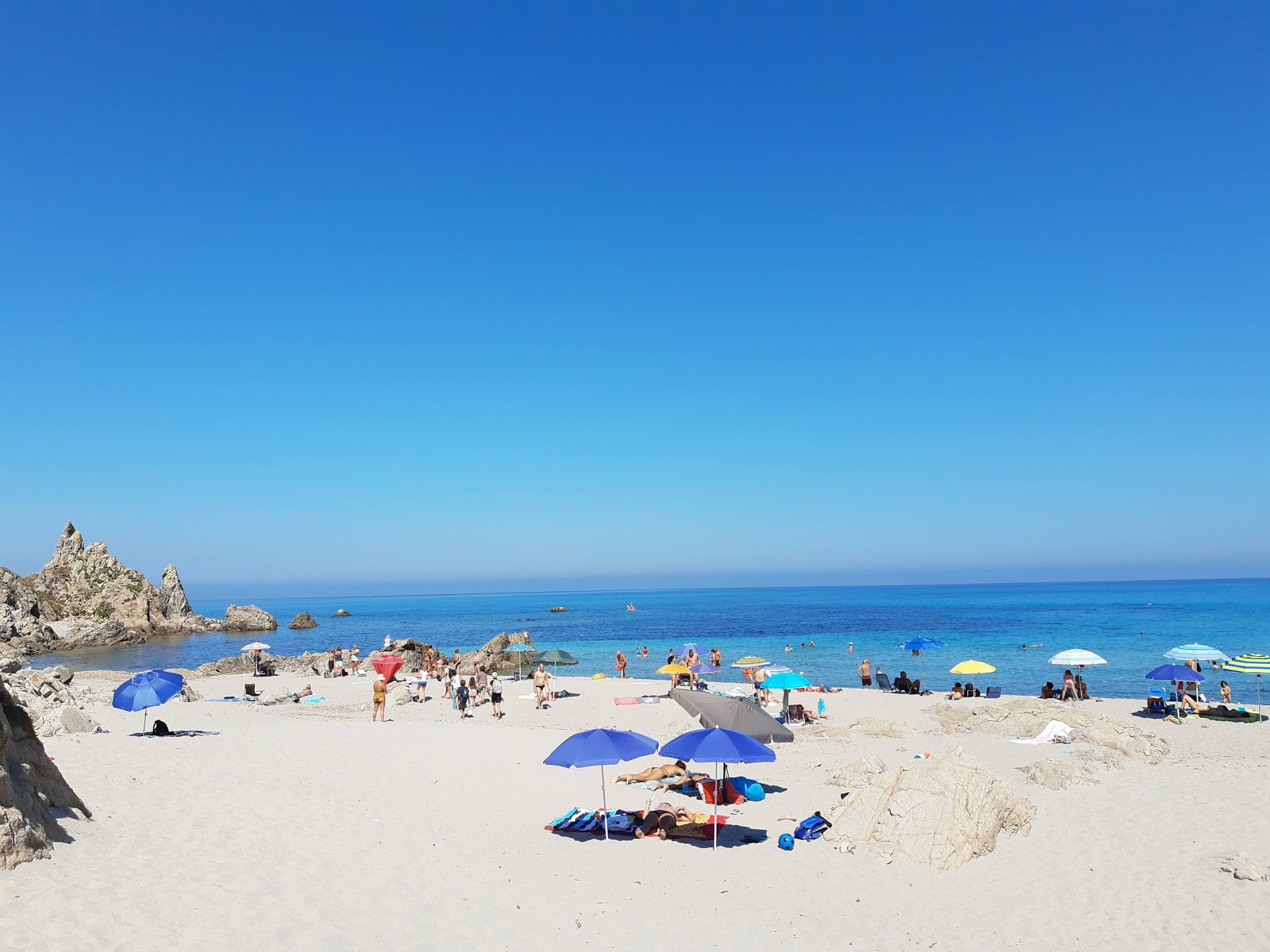 Spiaggia di Rena Majori'in fotoğrafı - rahatlamayı sevenler arasında popüler bir yer