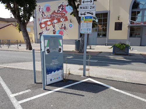 Borne de recharge de véhicules électriques RÉVÉO Charging Station Vic-en-Bigorre