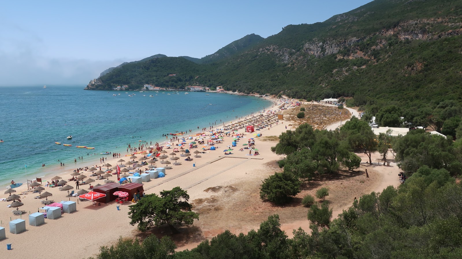 Foto de Praia da Arrábida com areia bege superfície