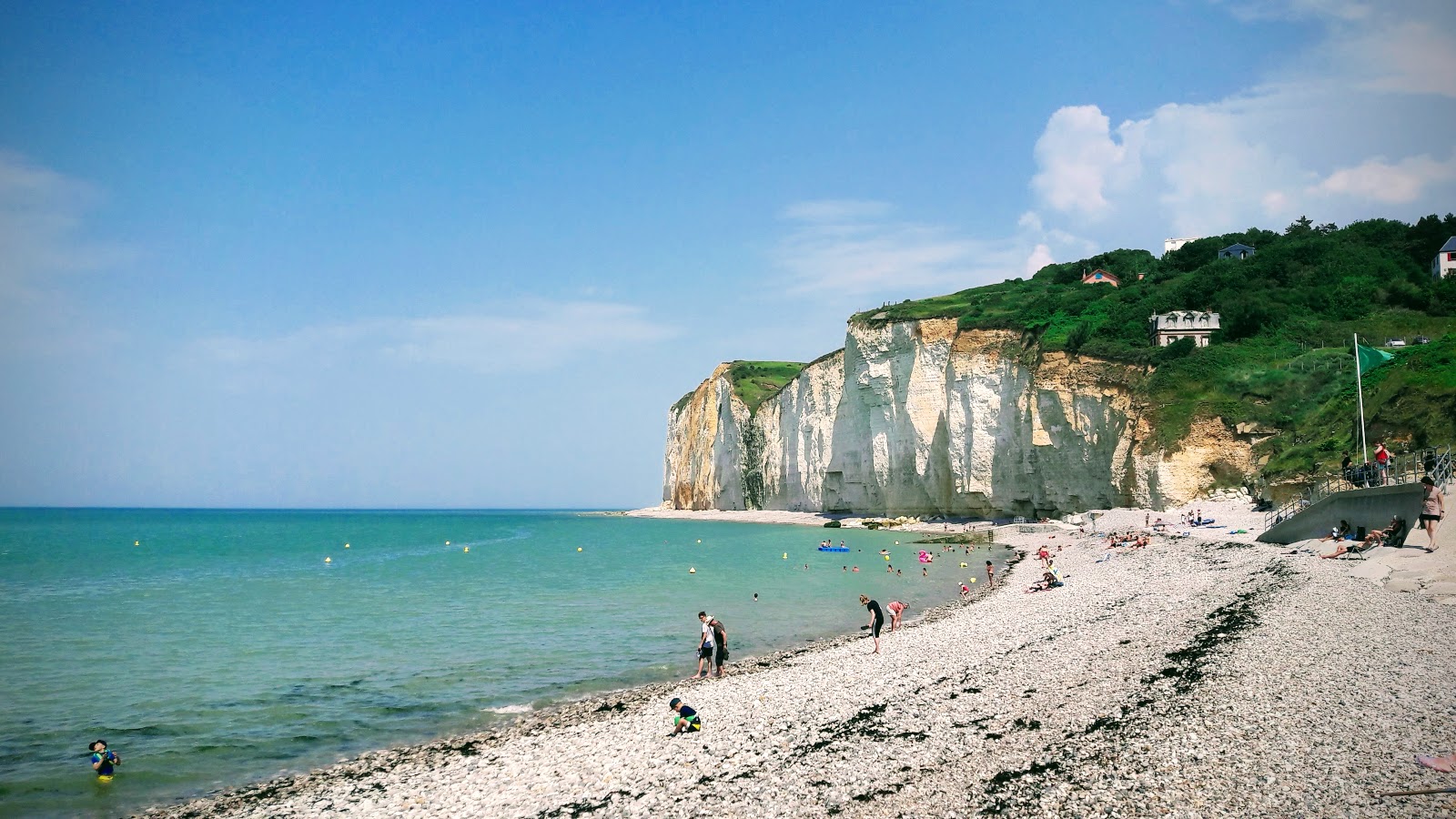 Φωτογραφία του Plage de Saint-Pierre-en-Port με μπεζ βότσαλα επιφάνεια