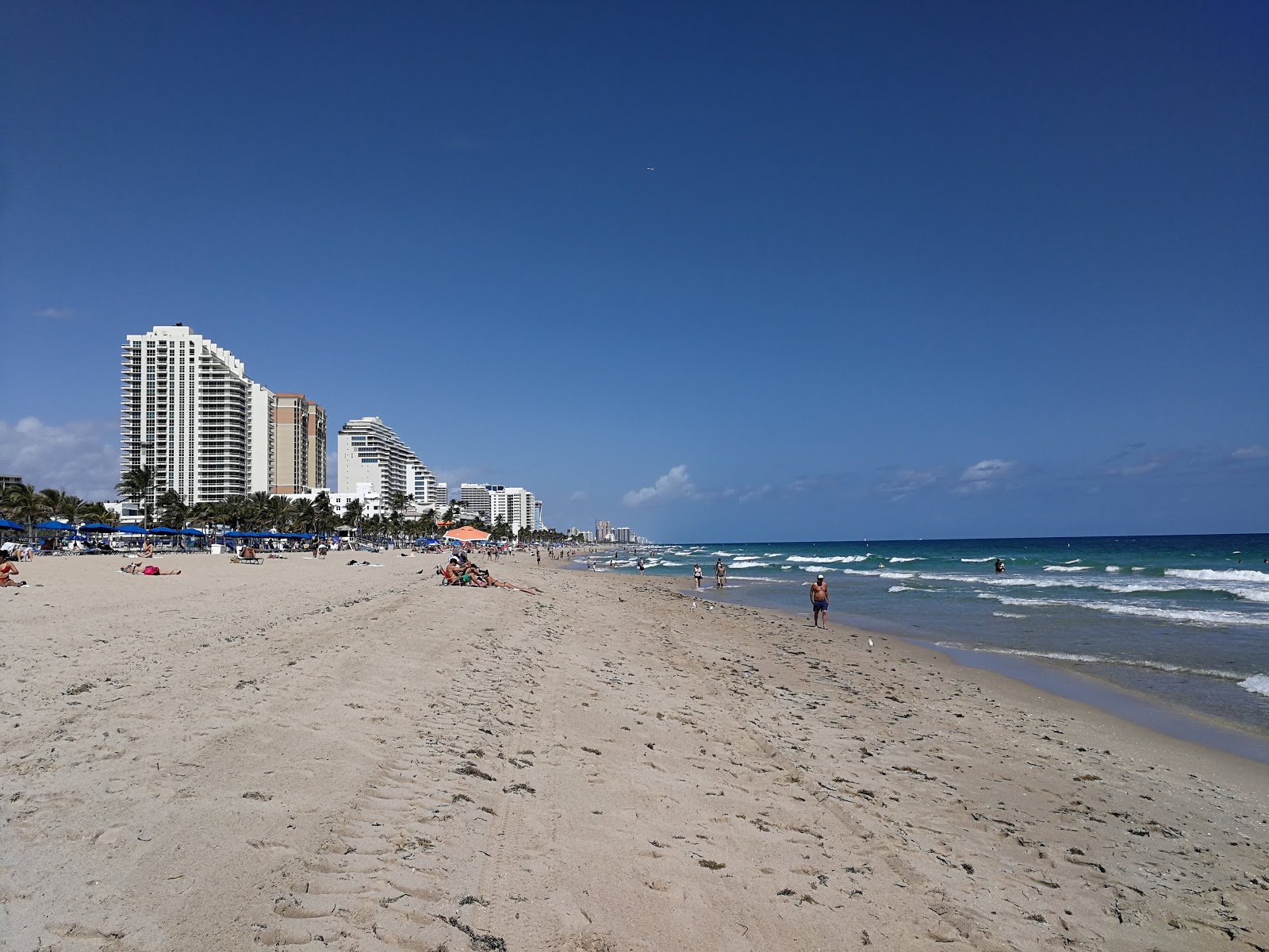 Fotografija Las Olas beach z svetel pesek površino