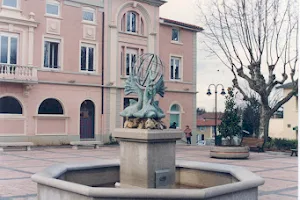 Fontaine des Trois Dauphins, Almani et Callmann Sculpteurs image