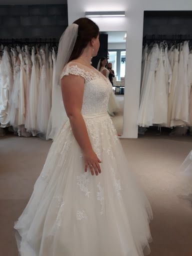 Obchody nakupují svatební šaty Praha