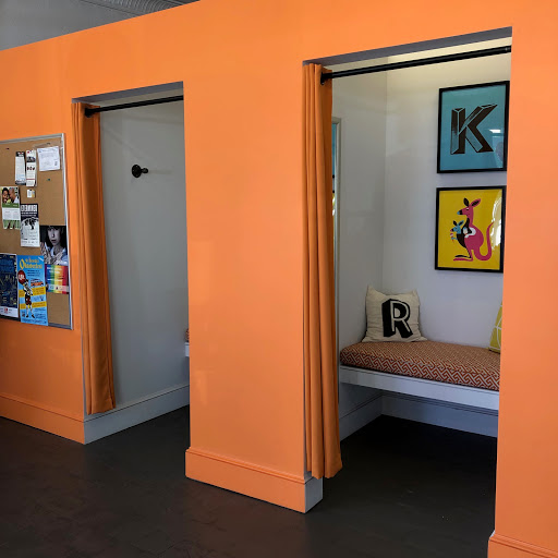 Custom T-shirt Store «CustomInk - Custom T-shirt Store - Richmond», reviews and photos, 3401 W Cary St, Richmond, VA 23221, USA