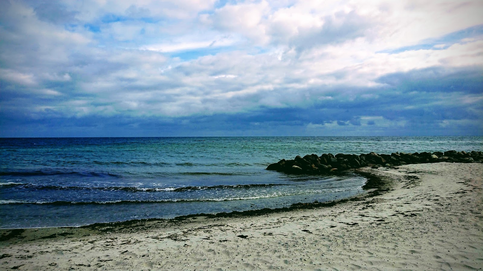 Photo de Erikhale Beach avec un niveau de propreté de partiellement propre