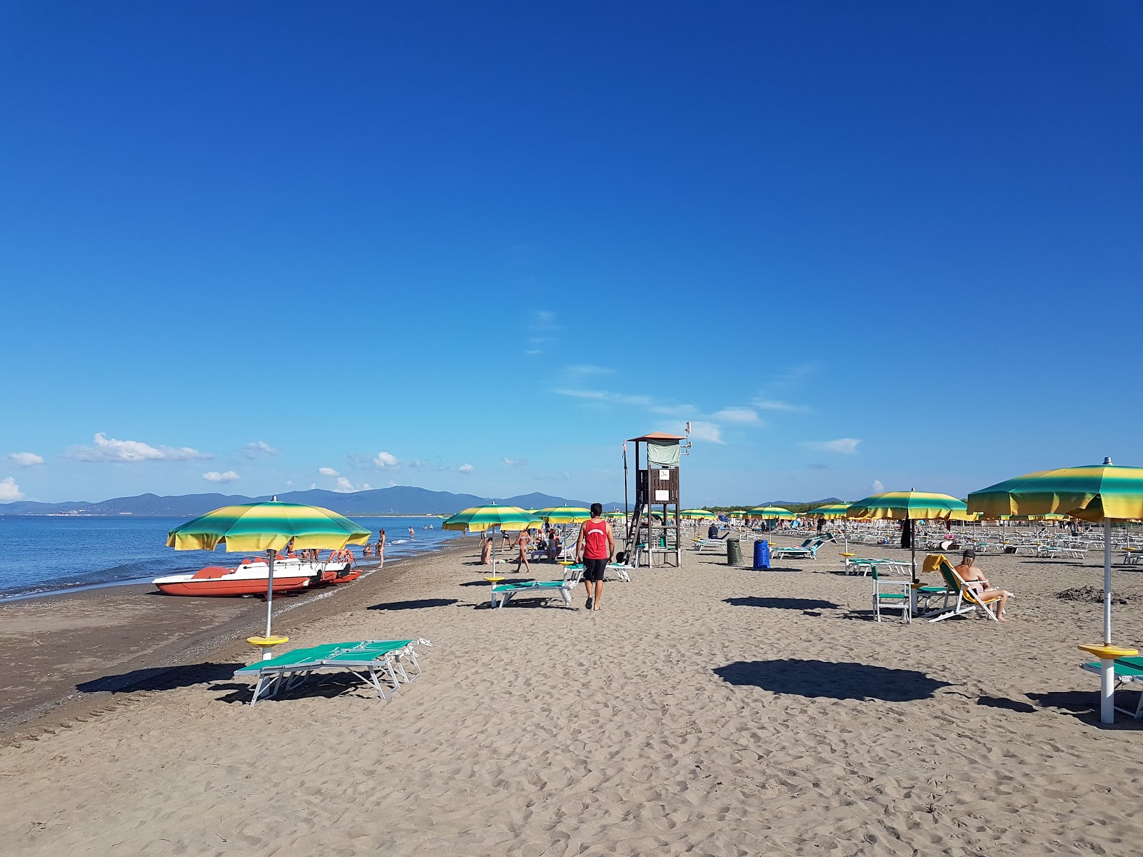 Φωτογραφία του Spiaggia Principina a Mare περιοχή θέρετρου στην παραλία