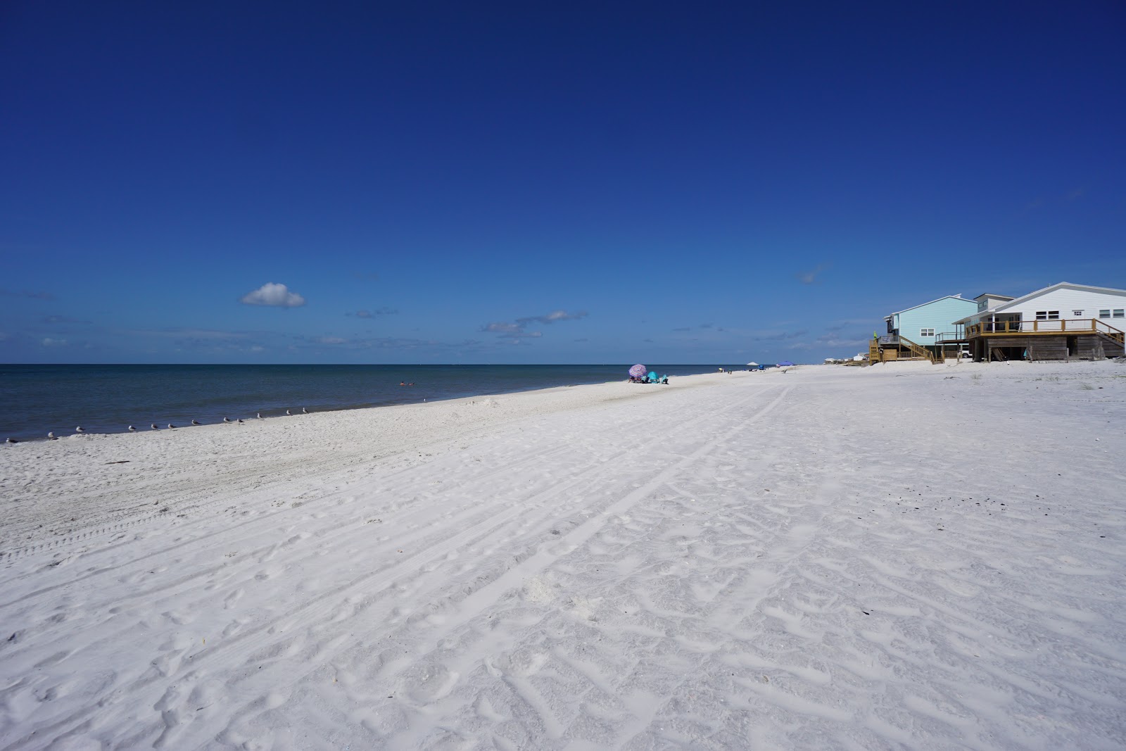 Foto von Gulf Pines beach mit feiner weißer sand Oberfläche