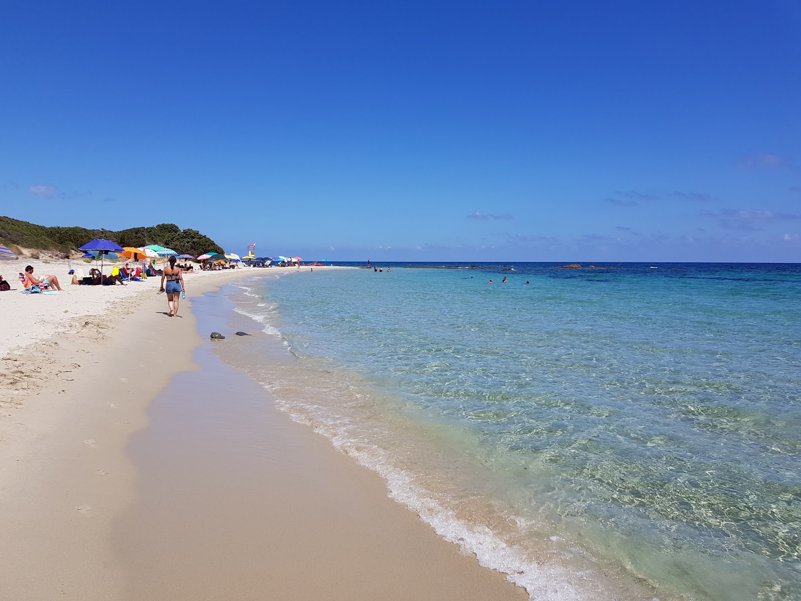 Foto de Praia de Sant'Elmo com várias baías espaçosas