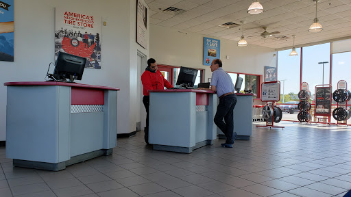 Tire Shop «Discount Tire Store - Sterling Heights, MI», reviews and photos, 8180 Metro Pkwy, Sterling Heights, MI 48312, USA