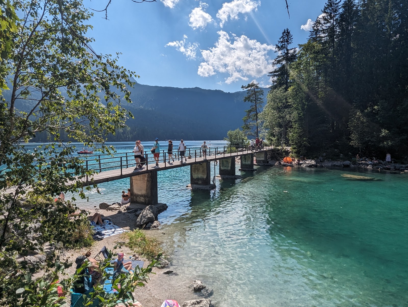 Photo de Eibsee Rundweg Beach protégé par des falaises