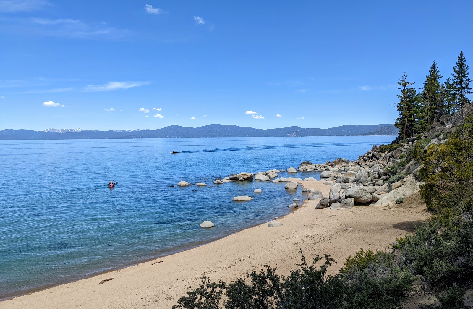 Fotografie cu Secret Harbor Beach cu o linie de coastă dreaptă