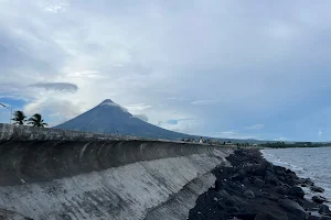 Mayon Volcano center point image