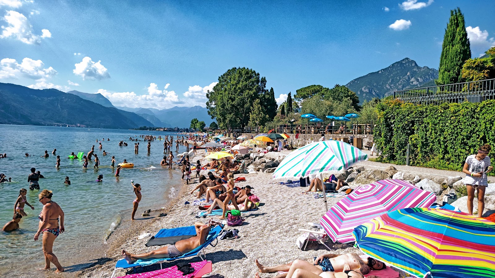 Santa Chiara da Bovisio Beach的照片 带有岩石地形表面