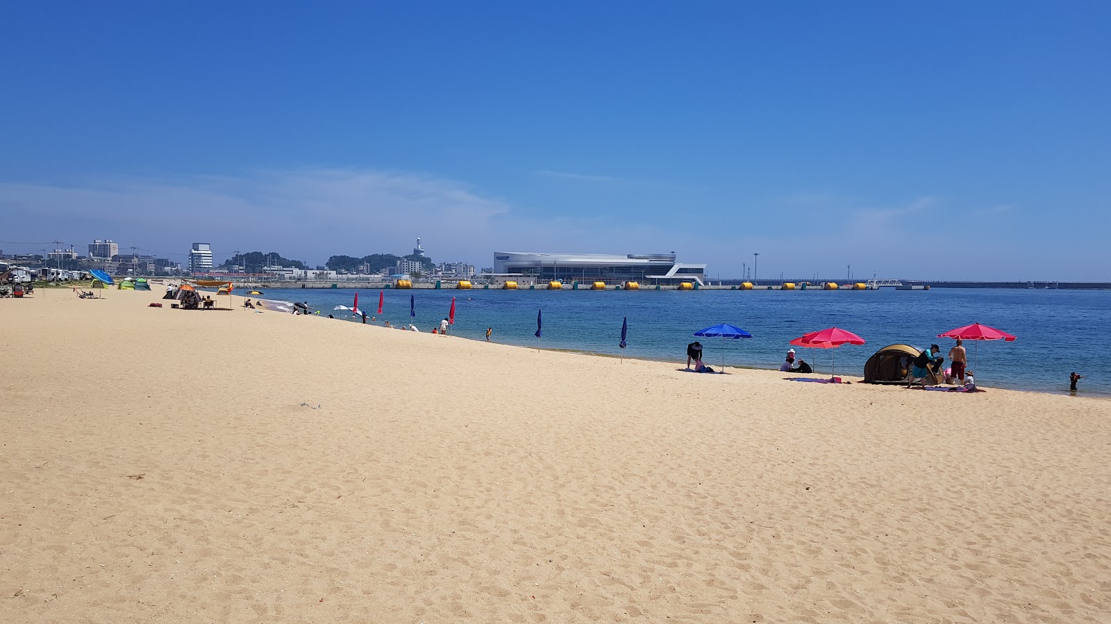 Fotografie cu Cheongho Beach cu o suprafață de apa pură turcoaz