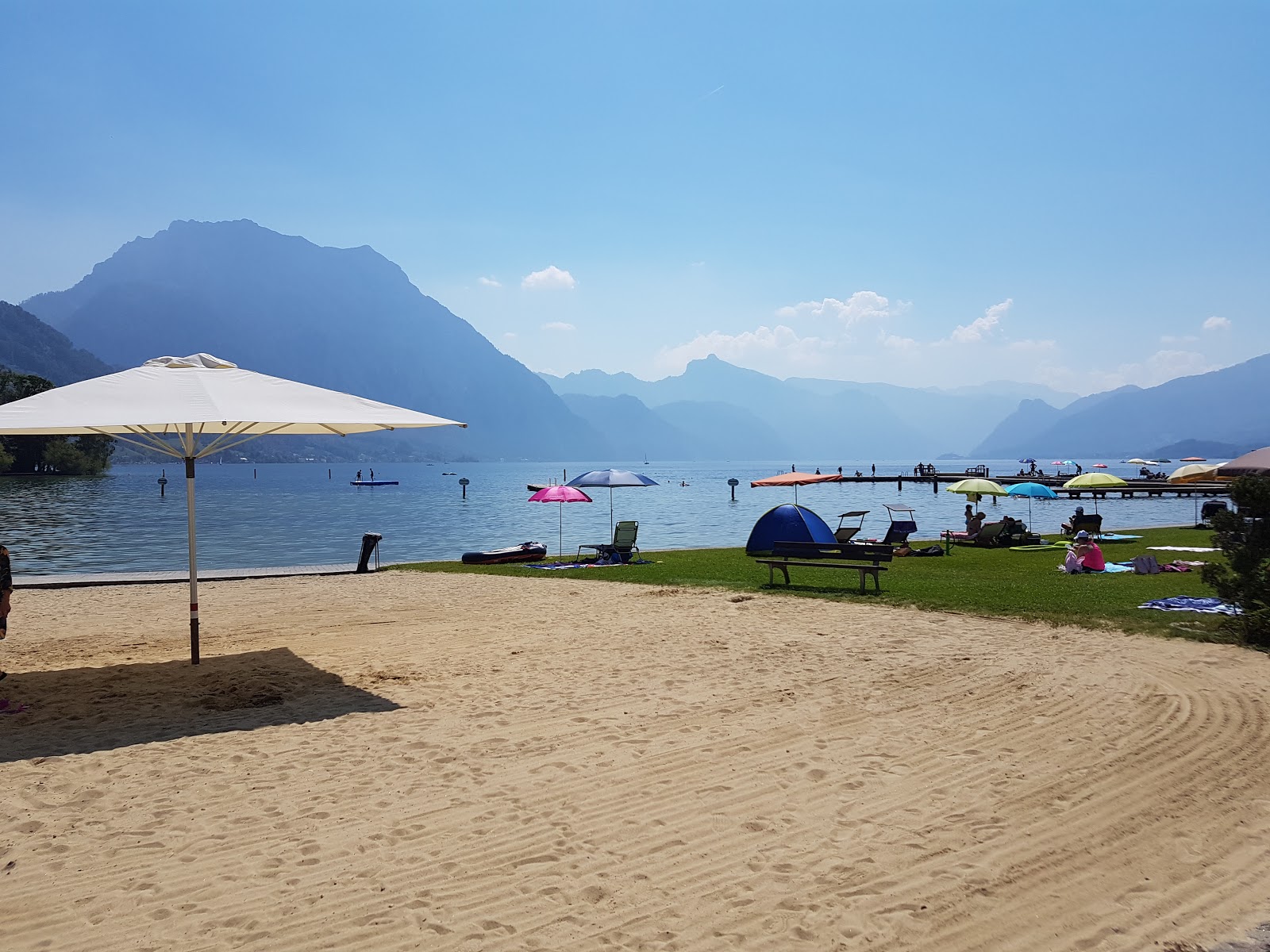 Foto di Gmundner Strandbad sorretto da scogliere